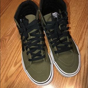 Vans / men’s size 5.5 or women’s size 7